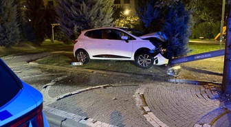 Karşı yola geçen otomobil elektrik direğine çarparak durabildi