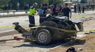 Kan donduran kaza! Otomobil ikiye bölündü, 2 ölü, 2 yaralı