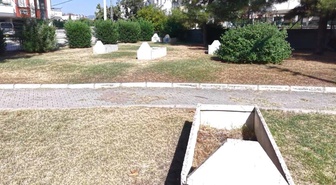 Osmaniye’de parkın ortasındaki mezar taşları dikkat çekiyor