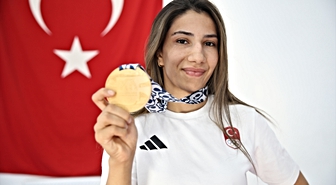 Şampiyon ablasının izinden giden Zehra, Akdeniz Oyunları'ndan altın madalyayla döndü