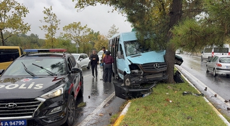 Sancaktepe'de ağaca çarpan minibüsteki yolcu yaralandı