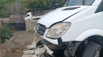 Sarıyer'de duvara çarpan okul servisinin şoförü yaralandı