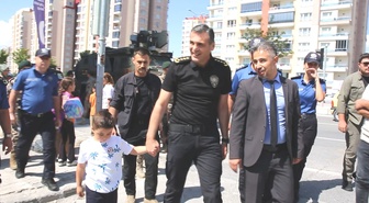 Şehit polisin oğlu Çınar'ı okula Emniyet Müdürü Aydın götürdü