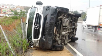 Tuzla’da devrilen servis minibüsünde sürücü yaralandı