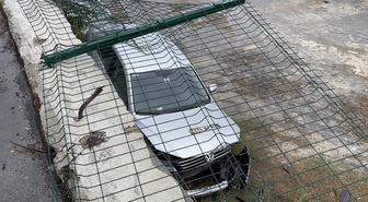 Zeytinburnu'nda otopark duvarından düşen otomobilin sürücüsü yaralandı