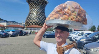 34 yıldır ekmeğini başının üstünde taşıdığı tepsi ile kazanıyor