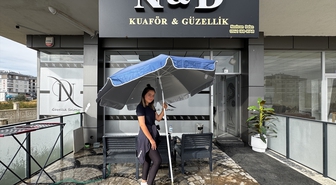 Şemsiyeyi kapatmak isteyen kuaför çalışanını rüzgar sürükledi! Aksaray'daki o anlar kamerada