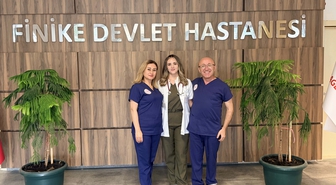 Anne ve babasının görev yaptığı hastaneye doktor olarak atandı! Finike'de duygulandıran aile tablosu