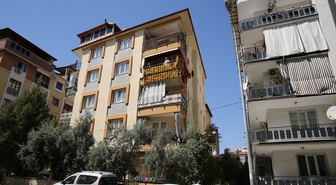 Apartman balkonunda kuruttuğu coğrafi işaretli biberlerden kazanç sağlıyor