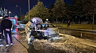 Bakırköy’de otomobil alev topuna döndü