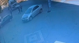 Beton mikseri ile otomobilin çarpıştığı kaza kamerada