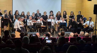 Beyaz önlüklerin bu kez reçetesi müzik oldu