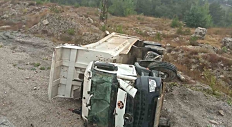 Bolu’da hafriyat kamyonu şarampole devrildi: 1 yaralı