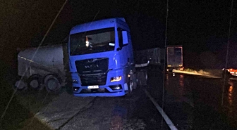 Bolu’da yağmurda kayan tır kazaya neden oldu: 2 yaralı