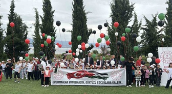 Burdur’da Gazzeli çocuklar için uçurtmalar ve balonlar gökyüzüne bırakıldı