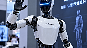 Çin’de insansı robot, geliştiricisine saldırdı