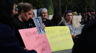Çorum'da kadınlar boşanma aşamasındaki eşi tarafından öldürülen kadın için oturma eylemi yaptı
