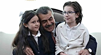 Cumhurbaşkanı Erdoğan ile şarkı söyleyen minik müzisyenlerden Bakan Tekin’e ziyaret