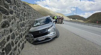Erzincan'da SUV aracın istinat duvarına çarpması sonucu 3 kişi yaralandı