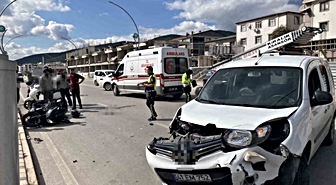 Hafif ticari araç ile çarpışan motosikletli ağır yaralandı