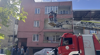 Hastanede yatmamak için direnen psikiyatri hastası polisin balkondan müdahalesiyle yakalandı