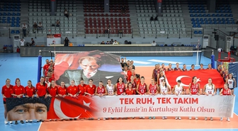 İzmir'in kurtuluşu voleybolla taçlandı
