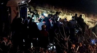 Kars'ta saman balyası yüklü kamyonet devrildi, 4 kişi yaralandı