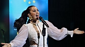 Karsu, Hatay'da AB'nin dayanışma konserinde sahne aldı