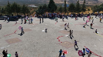 Kilis'te uçurtmalar Gazzeli çocuklar için gökyüzüne bırakıldı