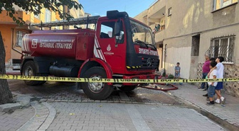 Küçükçekmece’de çatı katında yangın: Ev kullanılamaz hale geldi