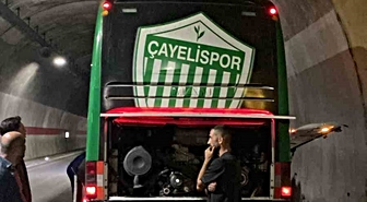 Kurban ve dualarla uğurlanan Çayelispor, tünelde mahsur kaldı