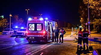 Maltepe'de iki otomobilin çarpışması sonucu 2'si ağır 9 kişi yaralandı