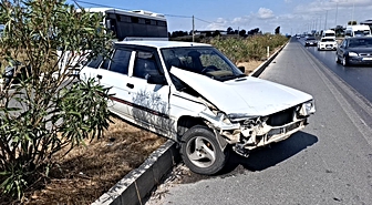 Manavgat’ta kaza yapan araç refüjde asılı kaldı