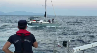 Motoru arızalanıp sürüklenen teknedeki İsrail uyruklu 2 kişiyi Sahil Güvenlik ekipleri kurtardı