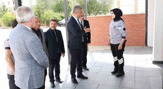 Okul bahçe görevlileri görev başında