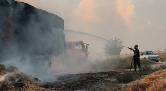 Osmaniye'de anız yangınından sıçrayan alevler saman balyası yüklü tırda hasara yol açtı