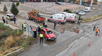 Üzerine aydınlatma direği düşen Tofaş otomobil hurdaya döndü