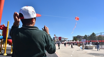 Van'da Gazzeli çocuklar için uçurtmalar gökyüzüne bırakıldı