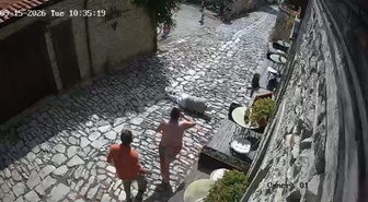 Yaşlı adamın Arnavut kaldırımlı sokakta yaşadığı talihsiz anlar kamerada