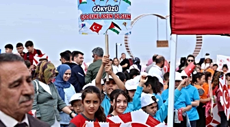 Yüzlerce uçurtma Filistinli çocuklar için uçuruldu