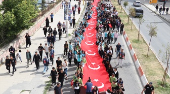 Ağrı'da Gazzeli çocuklar için uçurtmalar gökyüzüne bırakıldı