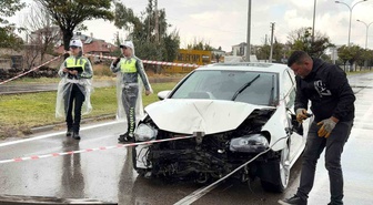 Aksaray'da kontrolden çıkan otomobil direği ve ağacı devirdi, sürücü yaralandı