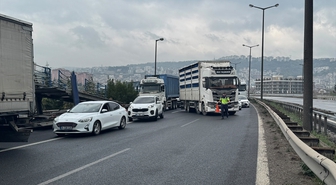 Anadolu Otoyolu'nun Kocaeli kesiminde bariyere çarpan tır ulaşımı aksattı