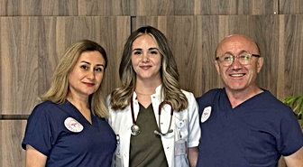 Anne ve babasının görev yaptığı hastanede doktor oldu: 'Evde prensesimiz, hastanede doktor hanım'