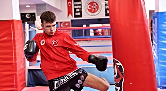 Antrenörsüz dünya ikincisi olan milli sporcunun hedefi zirve