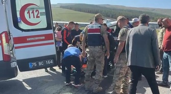 Ardahan-Göle yolunda kazada 3 kişi yaralandı, sıkışan yaralıyı itfaiye kurtardı
