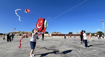 Çanakkale'de uçurtmalar Gazzeli çocuklar için gökyüzüne bırakıldı
