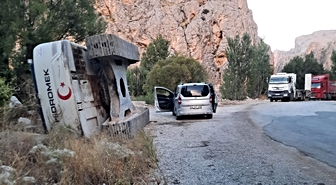 Darende’de iş makinesi devrildi