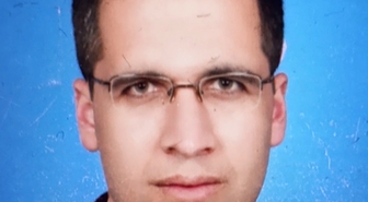 Devrilen traktörün altında kalan öğretmen hayatını kaybetti