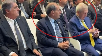 Dursun Özbek, gözünü Aziz Yıldırım'ın telefonundan ayırmadı